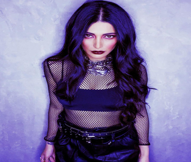 श्रुति हासन ने ब्लैक ड्रेस में कराया फोटोशूट